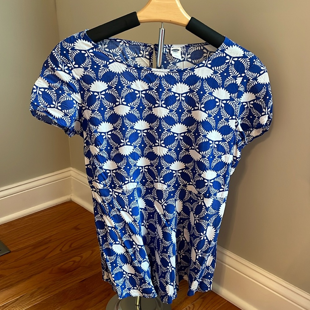 Women’s Old Navy lightweight top size small